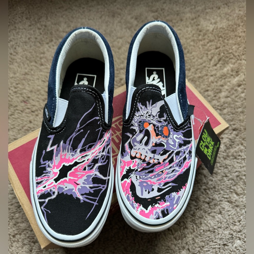 Vans size 4.0 men, 5.5 women’s (kids) glow in the dark. Brand new